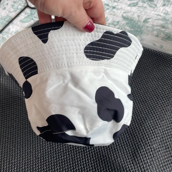 REVERSIBLE! New! tow hat looks in One! -Solid Black or Cow Print Bucket Hat! - Picture 3 of 6